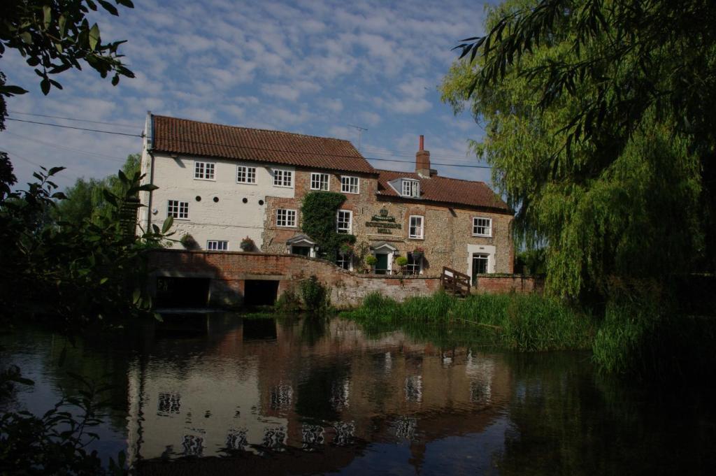 Отель Sculthorpe Mill Факенхем Экстерьер фото
